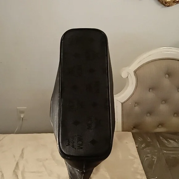 MCM Black Shoulder Bag with Sleek Design and Versatile Style - Picture 5 of 8